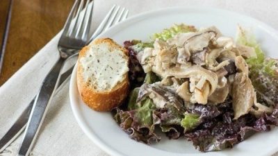 Теплый грибной салат с козьим сыром