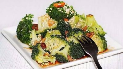 Теплый салат из брокколи с чесноком и кунжутом