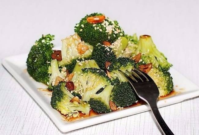 Теплый салат из брокколи с чесноком и кунжутом