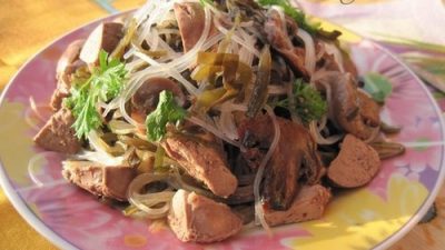 Теплый салат из фунчозы и куриной печени