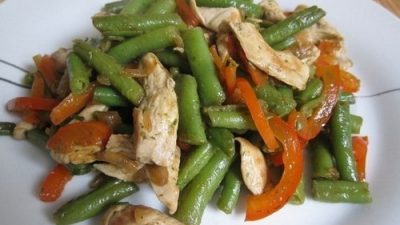 Теплый салат из куриного филе и стручковой фасоли