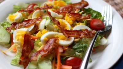 Теплый салат с беконом и яйцами без майонеза