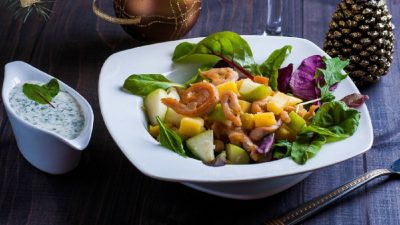 Теплый салат с курицей под йогуртовым соусом