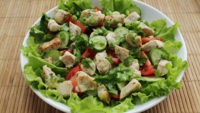 Теплый салат с куриной печенью и гренками