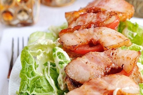 Теплый салат с куриным филе и беконом