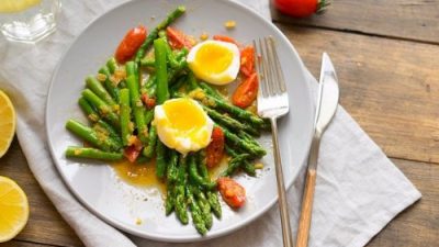 Теплый салат со спаржей, черри и пряной заправкой