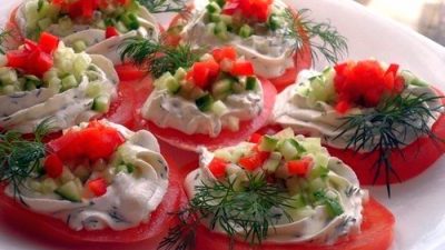 Томаты с творожным кремом и овощами
