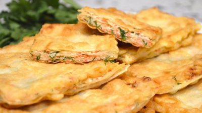 Тонкий лаваш с крабовыми палочками и яйцом