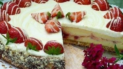 Торт «Белоснежка» с ягодами