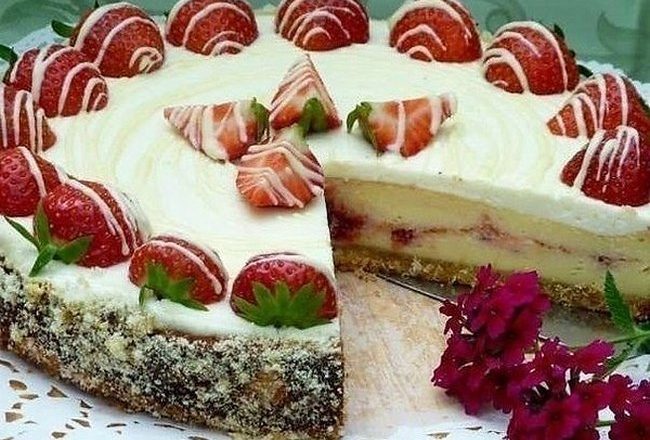 Торт «Белоснежка» с ягодами