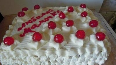 Торт «Для любимой мамочки» с персиками и взбитыми сливками