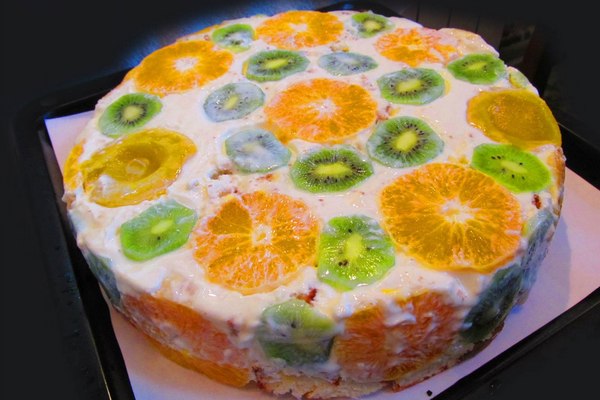 Бисквитно-сметанный торт с фруктовой начинкой