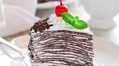 Торт из шоколадных блинов с нежным кремом