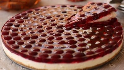 Торт йогуртовый с печеньем и вишней без выпечки