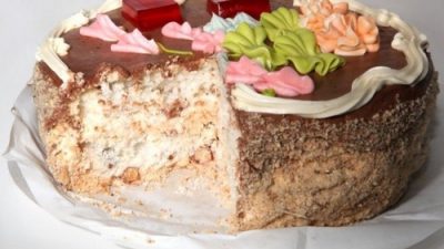 Торт «Киевский» с орехами и кремом шарлотт