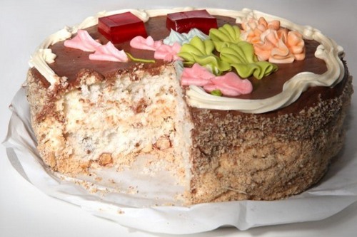 Торт «Киевский» с орехами и кремом шарлотт