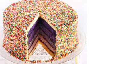 Торт с глазурью и джемом «С днем рождения!»