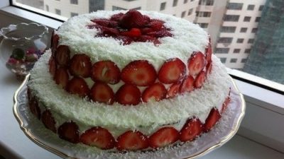 Торт с клубникой и сливочно-банановым кремом