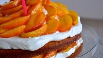 Торт с консервированными персиками и взбитыми сливками