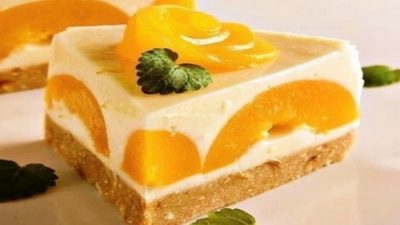 Торт с персиками и йогуртом без выпечки