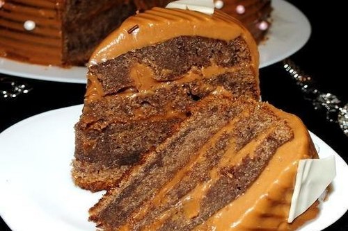 Шоколадный бисквитный торт с кремом из сгущенного молока