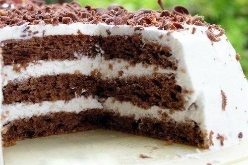 Бисквитный торт с клубникой и сметанным кремом