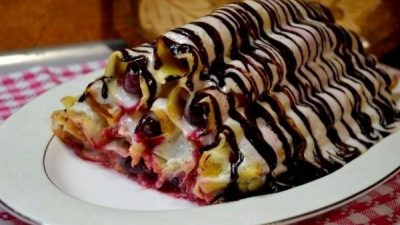 Тортик из блинов с вишневой начинкой