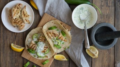 Тортилья с куриным филе и соусом цацики