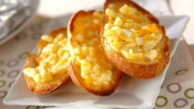 Тосты с яйцом и джемом