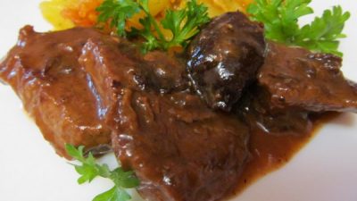 Тушеная говядина с черносливом и овощами