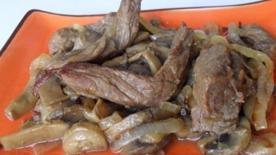 Тушеная говядина с шампиньонами и луком