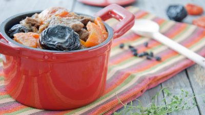 Тушеная говядина с сухофруктами и барбарисом