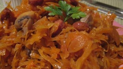 Тушеная капуста с колбасками и грибами