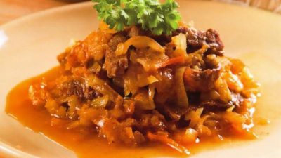 Тушеная капуста с мясом и яблоком в горшочке