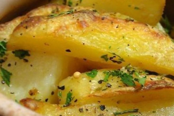 Тушёная картошка со свининой - рецепт с фото