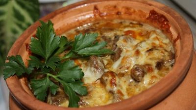 Тушеная печень с грибами в горшочке