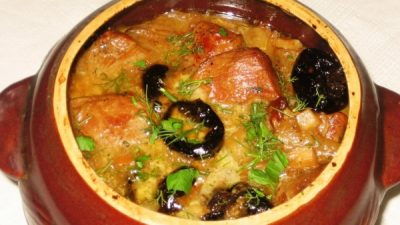 Тушеная телятина с черносливом в горшочке