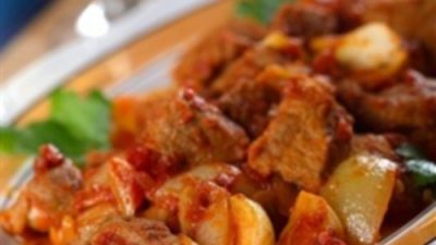 Тушеная в вине телятина с яблоками и корицей