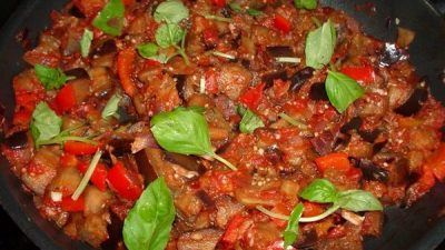 Тушеные баклажаны с овощами в томатном соусе