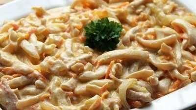 Тушеные кальмары с овощами в сметане