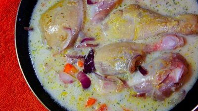 Тушеные куриные ножки с овощами в сметане