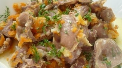 Тушеные куриные желудки с овощами и сметаной