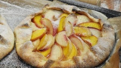 Творожная галета со сливами и персиками