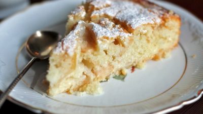 Творожная яблочная шарлотка