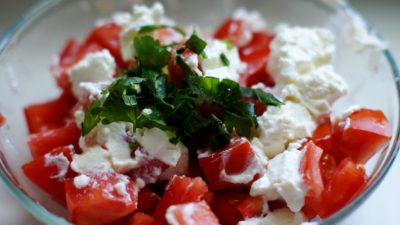 Творожная закуска с сыром и помидорами