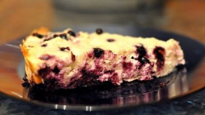 Творожная запеканка с черникой и йогуртом