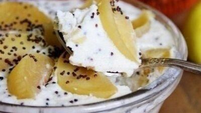 Творожная запеканка с яблоками, медом и маком