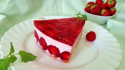 Творожно-сливочный торт со свежей клубникой