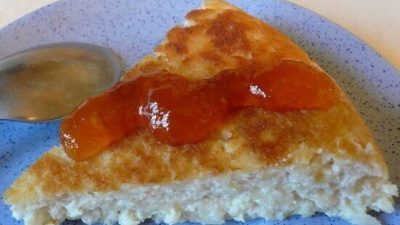 Творожно-яблочная запеканка с изюмом и корицей