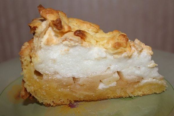 Творожно-яблочный пирог с меренгами
